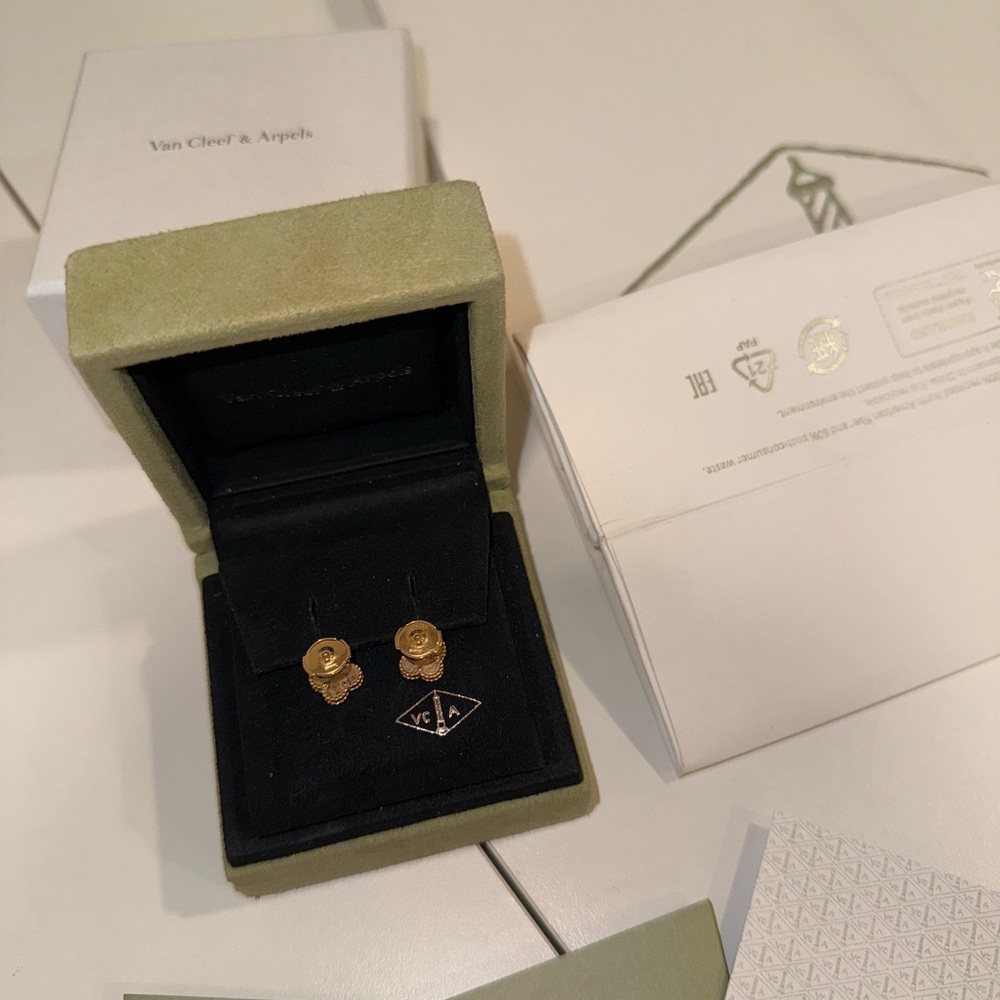 Van Cleef & Arpels Sweet Alhambra Mother of Pearl Earstuds - Picture 5 of 5